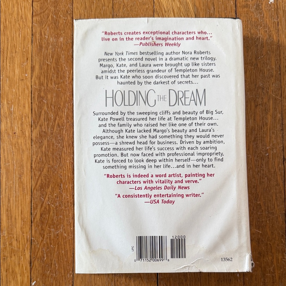 Nora Roberts - Holding the Dream hardcover - Picture 2 of 16